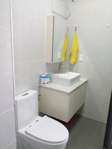 Phòng tắm Kingston Residence Phú Nhuận Office-tel Kingston Residence tầng 4, nội thất văn phòng cơ bản.