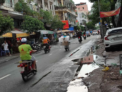 Đường trước nhà phố Quận 5 Nhà phố mặt tiền đường Nguyễn Trãi khu chợ Vãi, tiện kinh doanh buôn bán.