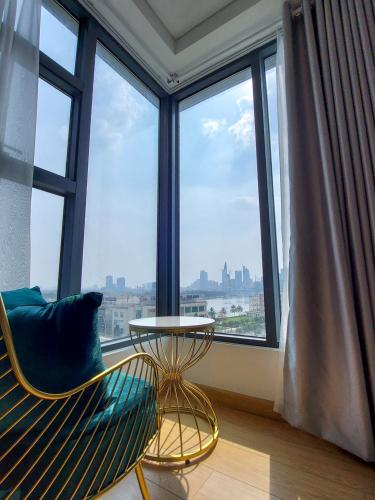 Phòng khách Sunwah Pearl, Bình Thạnh Căn hộ Sunwah Pearl tầng 8 diện tích 97m2, bàn giao đầy đủ nội thất.