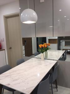 Căn hộ New City Thủ Thiêm, Quận 2 Căn hộ New City Thủ Thiêm tầng 10, đầy đủ nội thất và tiện ích.