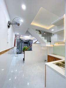 Phòng bếp nhà phố Quận Gò Vấp Nhà phố hướng Tây Bắc hẻm xe hơi, cách chợ Hạnh Thông Tây 1km.