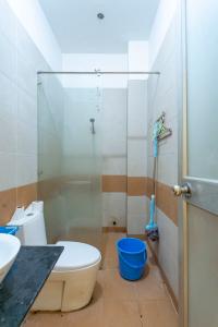 Phòng tắm nhà phố Quận 7 Nhà phố hướng Tây diện tích 4mx15m, hẻm xe hơi quay đầu 5m.