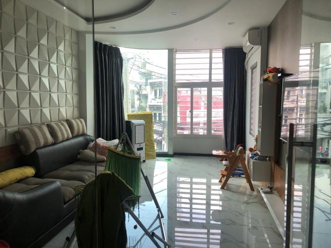 Phòng khách nhà phố Quận Phú Nhuận Nhà phố mặt tiền đường Trần Huy Liệu diện tích 67.7m2, đầy đủ nội thất.