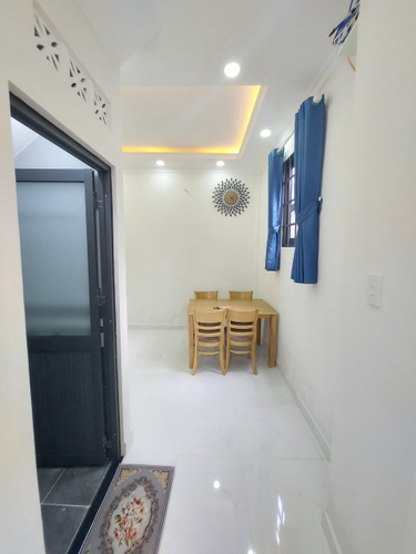 Nhà phố Quận Bình Thạnh Nhà phố thiết kế 1 trệt, 1 lầu đúc kỹ lưỡng, khu nhà lâu cao tầng xung quanh.