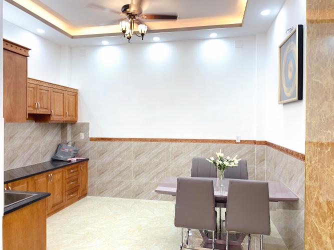 Phòng bếp nhà phố Quận 7 Nhà hẻm xe tải đường Lâm Văn Bền, nội thất đầy đủ nhà mới xây.