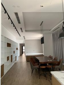 phòng ăn penthouse riviera point Căn hộ Penthouse Riviera Point tầng cao, ngắm nhìn thành phố.