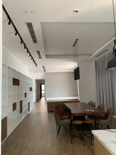 phòng ăn penthouse riviera point Căn hộ Penthouse Riviera Point tầng cao, ngắm nhìn thành phố.