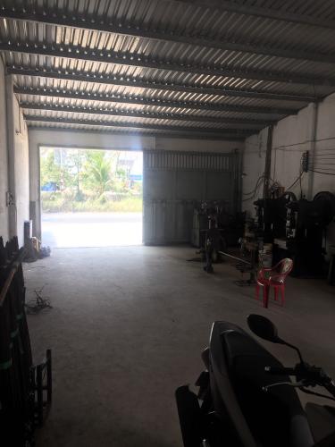 Nhà xưởng kho bãi Huyện Bình Chánh Nhà xưởng kho bãi diện tích 323.1m2, mặt tiền đường rộng rãi thông thoáng.