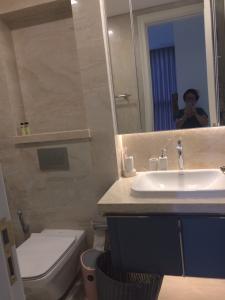 wc căn hộ Vinhomes Golden River Căn hộ Vinhomes Golden River ban công Tây Nam, nội thất cơ bản.