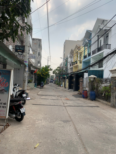 Đường trước nhà phố Quận Bình Tân Nhà phố cửa hướng Tây Nam thoáng mát, gần KCN Lê Minh Xuân.