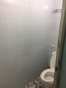 toilet Nhà phố thiết kế 1 trệt, 2 lầu diện tích 23.2m2, khu dân cư hiện hữu.