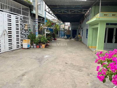 Nhà phố Huyện Hóc Môn Nhà phố diện tích 136m2 không gian thoáng đãng, nội thất cơ bản.