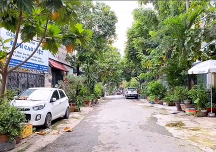 Đường trước nhà phố Quận Tân Phú Nhà phố diện tích 114m2 có ban công rộng, phù hợp trồng cây xanh.