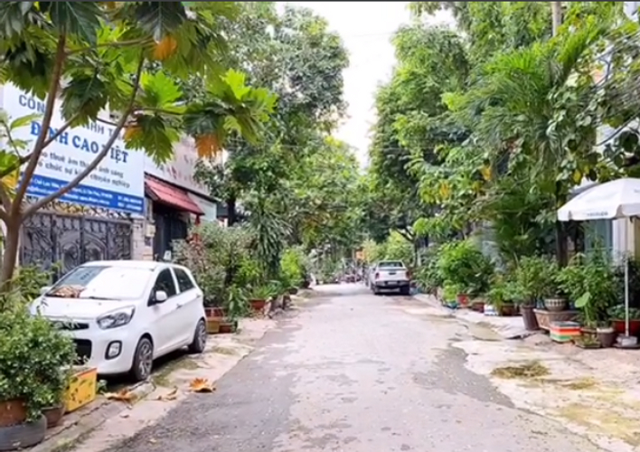 Đường trước nhà phố Quận Tân Phú Nhà phố diện tích 114m2 có ban công rộng, phù hợp trồng cây xanh.