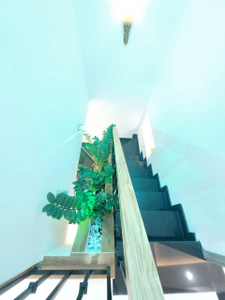 Nhà phố Quận Bình Thạnh Nhà phố thiết kế 1 trệt, 1 lầu đúc kỹ lưỡng, khu nhà lâu cao tầng xung quanh.