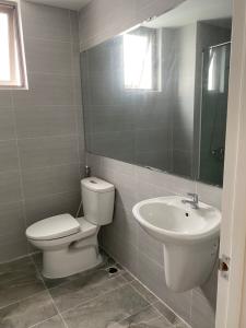 Nhà vệ sinh Saigon South Residence Căn hộ Saigon South Residence tầng cao, view nội khu hướng Tây.