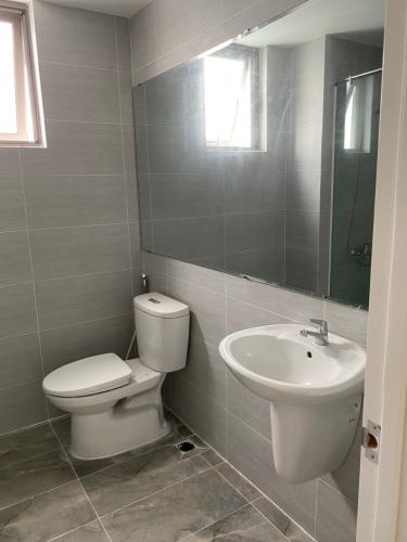 Nhà vệ sinh Saigon South Residence Căn hộ Saigon South Residence tầng cao, view nội khu hướng Tây.