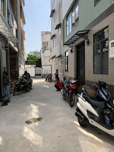 Đường trước nhà phố Quận Bình Thạnh Nhà phố thiết kế 1 trệt, 3 lầu không có nội thất, khu dân cư hiện hữu.