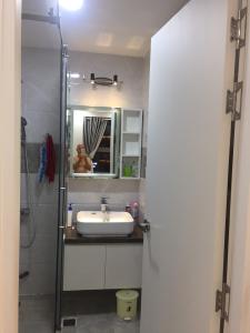 Nhà vệ sinh Saigon South Residence  Căn hộ Saigon South Residence tầng trung, thiết kế hiện đại tinh tế.