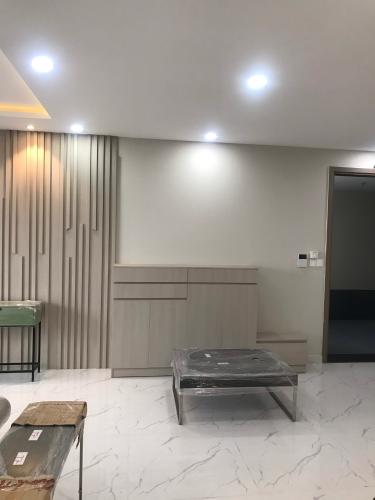 Phòng khách căn hộ Riviera Point Căn hộ Riviera Point phòng ngủ lót sàn gỗ, view thành phố sầm uất.