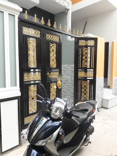 Nhà phố Huyện Nhà Bè Nhà phố cách chợ Phú Xuân 1.5km, cửa hướng Tây Nam thoáng mát.