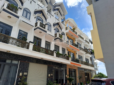 Mặt tiền nhà phố Quận Bình Tân Nhà có sổ hồng riêng, kết cấu 1 trệt, 2 lầu và sân thượng thoáng mát.