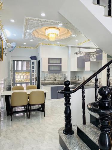 Nhà phố Huyện Nhà Bè Nhà phố đường xe hơi rộng rãi hướng Tây, kết cấu 1 trệt 2 lầu.