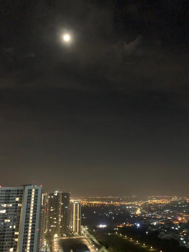 View căn hộ Vinhomes Grand Park Căn hộ Vinhomes Grand Park ban công thoáng mát, view thành phố.
