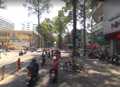 Đường nhà phố Nguyễn Chí Thanh, Quận 10 Nhà phố hướng Đông Nam, nằm ngay mặt tiền đường lớn sầm uất. 