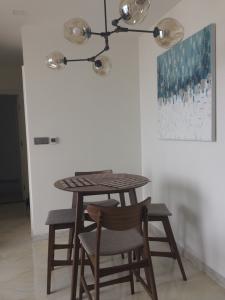 Bàn ăn căn hộ Vinhomes Golden River Căn hộ Vinhomes Golden River ban công Tây Nam, nội thất cơ bản.