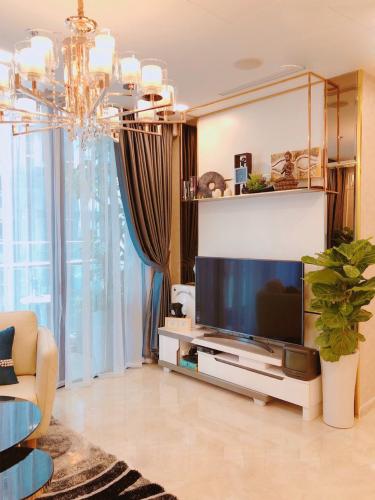 Phòng khách căn hộ Vinhomes Golden River, Quận 1 Căn hộ Vinhomes Golden River hướng Tây Nam, view nội khu yên tĩnh.