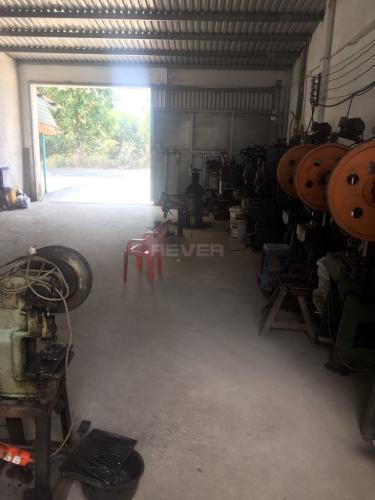 Nhà xưởng kho bãi Huyện Bình Chánh Nhà xưởng kho bãi diện tích 323.1m2, mặt tiền đường rộng rãi thông thoáng.