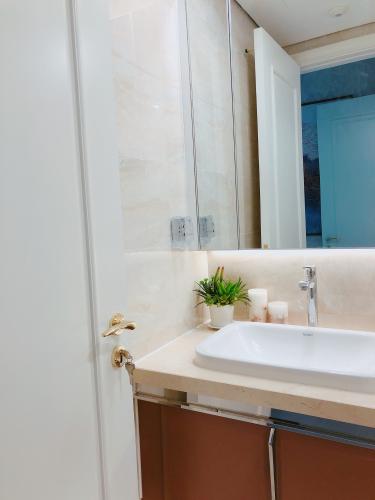 Phòng khách căn hộ Vinhomes Golden River, Quận 1 Căn hộ Vinhomes Golden River hướng Tây Nam, view nội khu yên tĩnh.