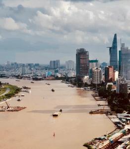 View căn hộ Vinhomes Golden River, Quận 1 Căn hộ Vinhomes Golden River đầy đủ nội thất, tầng cao view thoáng mát.