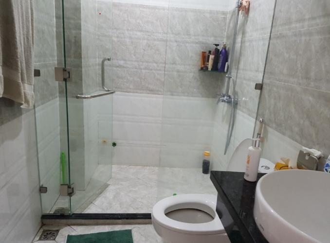 Toilet nhà phố Bình Thạnh Nhà phố 3 tầng Nơ Trang Long, đầy đủ nội thất, có nở hậu.