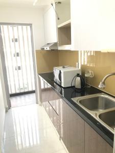 Phòng bếp căn hộ Scenic Valley, Quận 7 Căn hộ Scenic Valley, view hồ bơi mát mẻ, đầy đủ nội thất.