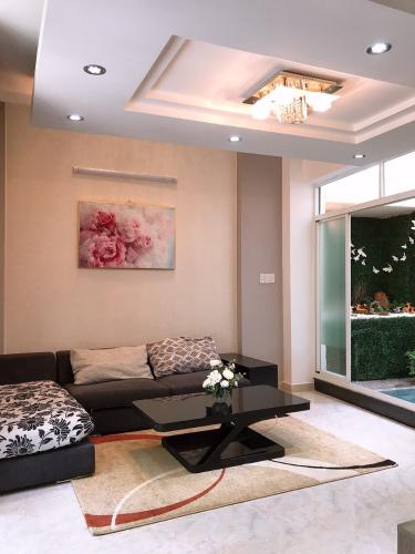 Phòng khách nhà phố Phú Nhuận Nhà hẻm Phan Xích Long nội thất cơ bản, diện tích sàn 140.3m2.