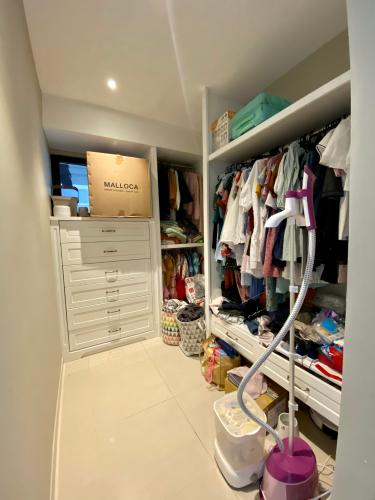 phòng ngủ căn hộ riviera point Căn hộ Riviera Point đón view sông, tầng trung thoáng mát.