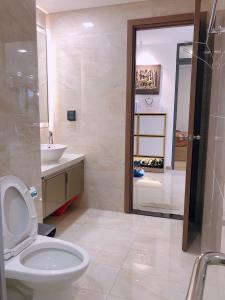 Phòng tắm Vinhomes Central Park Căn hộ Vinhomes Central Park, Landmark 81 tầng trung, đầy đủ nội thất