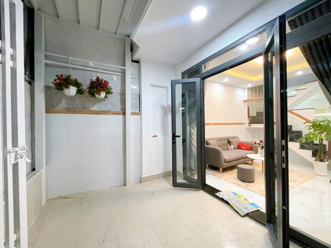 Không gian nhà phố Quận Gò Vấp Nhà phố hướng Tây Bắc hẻm xe hơi, cách chợ Hạnh Thông Tây 1km.