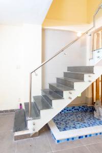 Bên trong nhà phố Quận 7 Nhà phố hướng Tây diện tích 4mx15m, hẻm xe hơi quay đầu 5m.