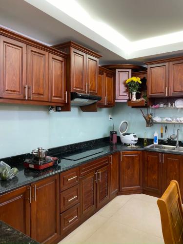 Nhà phố Quận Tân Bình Nhà phố hẻm xe hơi đường Phan Huy Ích, kết cấu đúc 1 trệt 4 tầng kiên cố.