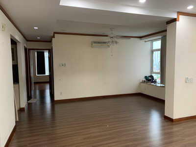 Căn Duplex Hoàng Anh Gold House thiết kế toàn bộ sàn lót gỗ, nội thất cơ bản.