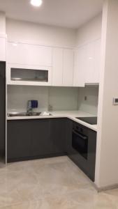 Phòng bếp Vinhomes Golden River, Quận 1 Căn hộ Vinhomes Golden River hướng Tây Nam, diện tích 77.4m²