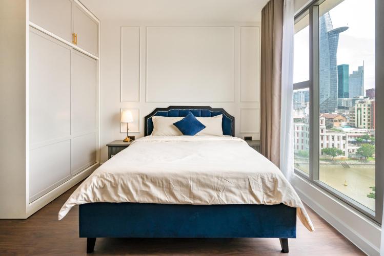 Phòng ngủ căn hộ Saigon Royal Căn hộ Saigon Royal tầng trung, view nhìn ra hướng tòa nhà Bitexco