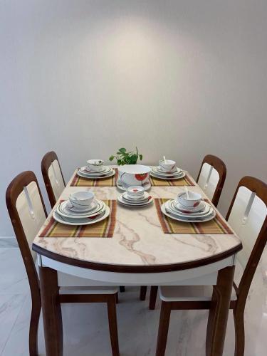 Bàn ăn Phú Mỹ Hưng Midtown Căn hộ Phú Mỹ Hưng Midtown nội thất sang trọng, view nội khu.