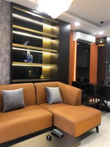 ghế sofa căn hộ sài gòn mia Bán căn hộ 3 phòng ngủ tầng cao, nội thất đầy đủ dự án Saigon Mia