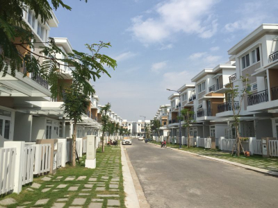 Đường trước nhà phố Huyện Bình Chánh Nhà phố căn góc tại dự án Lovera Park, cửa hướng Đông Nam thoáng mát.
