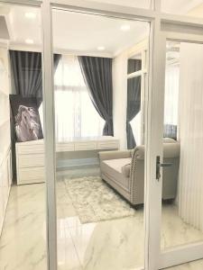 Phòng khách căn hộ Sunrise Riverside, Huyện Nhà Bè Căn hộ Sunrise Riverside ban công hướng Tây, thiết kế hiện đại.