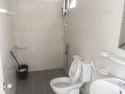 Nhà vệ sinh căn hộ chung cư Bình Khánh Căn hộ chung cư Bình Khánh tầng cao, diện tích 66m2 - 2 phòng ngủ, nội thất đầy đủ